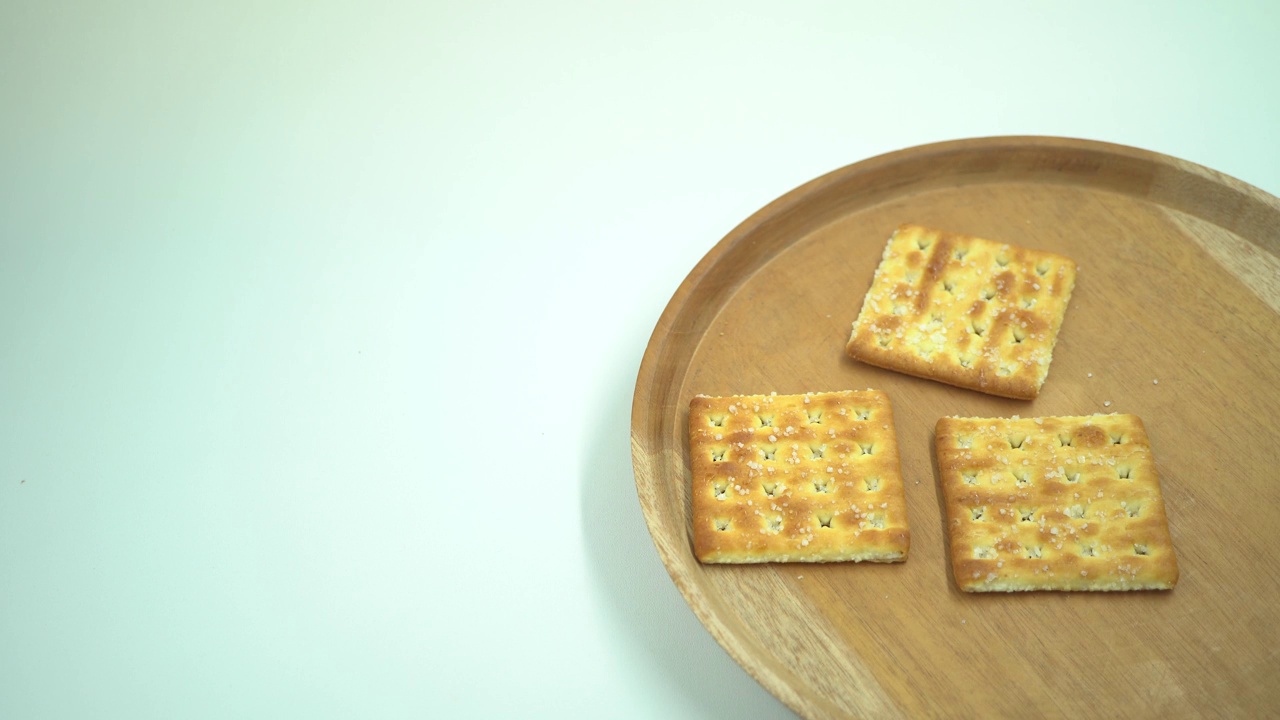 圣诞饼干饼干在木盘，叉子和勺子与白色的背景。视频素材