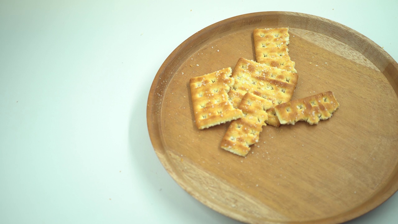 圣诞饼干饼干在木盘，叉子和勺子与白色的背景。视频素材