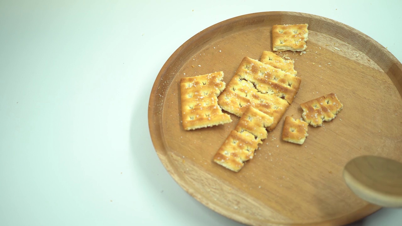 圣诞饼干饼干在木盘，叉子和勺子与白色的背景。视频素材