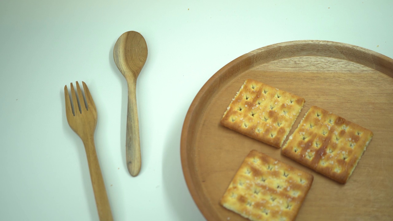 圣诞饼干饼干在木盘，叉子和勺子与白色的背景。视频素材