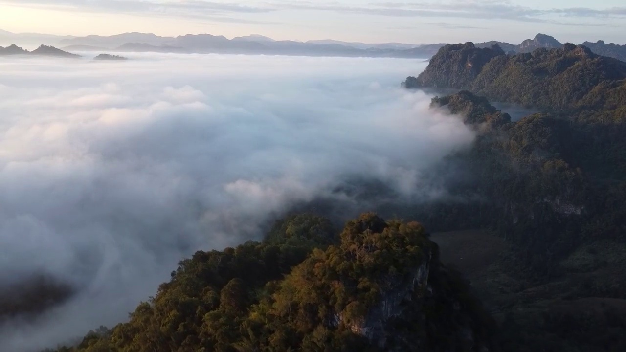 白色的雾或云风景鸟瞰图。在云雾缭绕的山顶上飞翔。视频素材