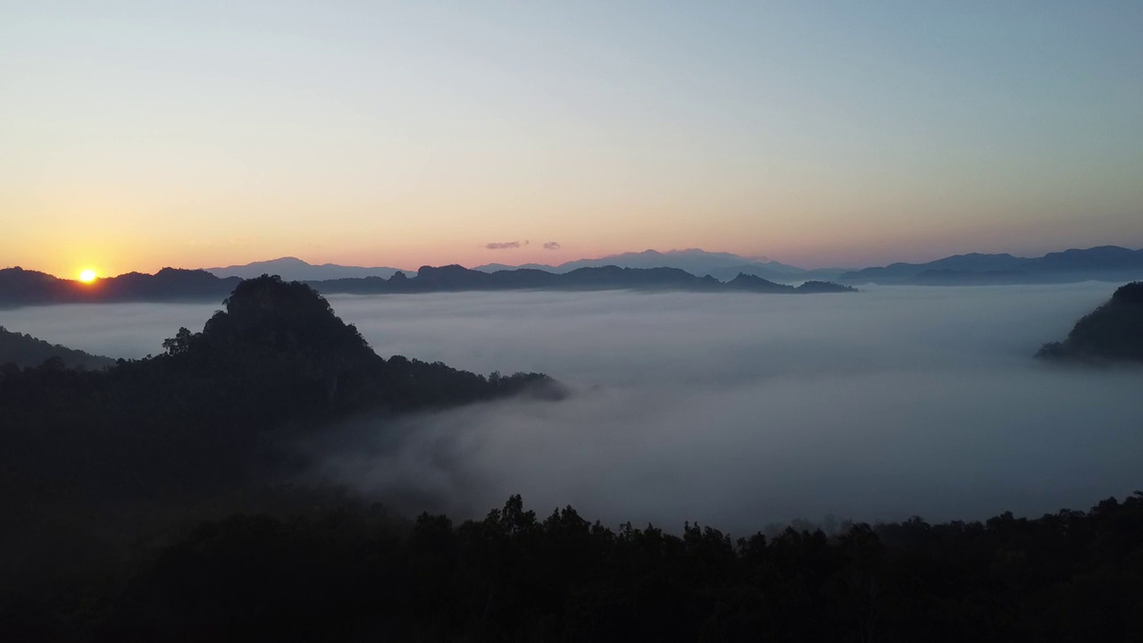 白色的雾或云风景鸟瞰图。在云雾缭绕的山顶上飞翔。视频素材