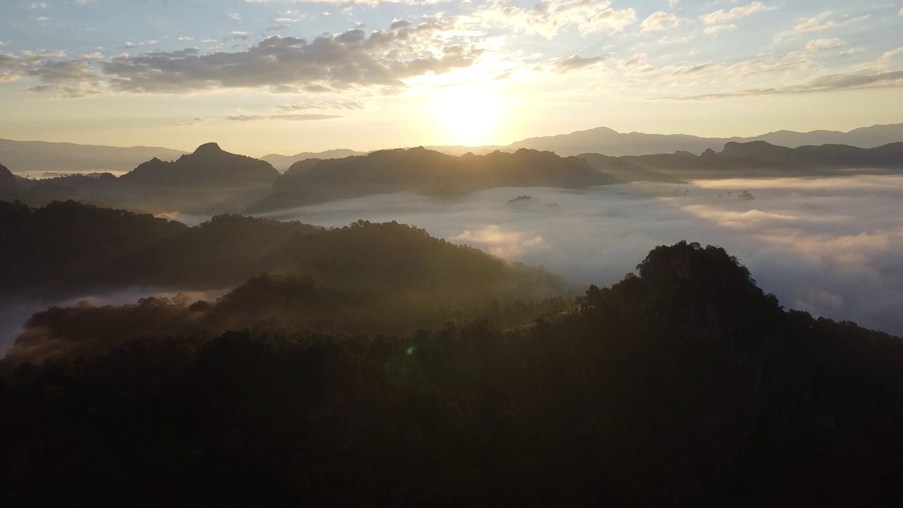 白色的雾或云风景鸟瞰图。在云雾缭绕的山顶上飞翔。视频素材