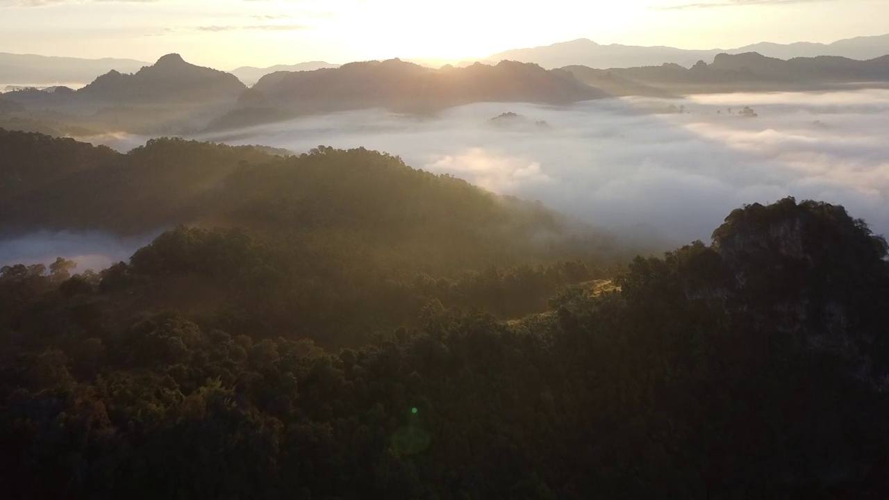 白色的雾或云风景鸟瞰图。在云雾缭绕的山顶上飞翔。视频素材