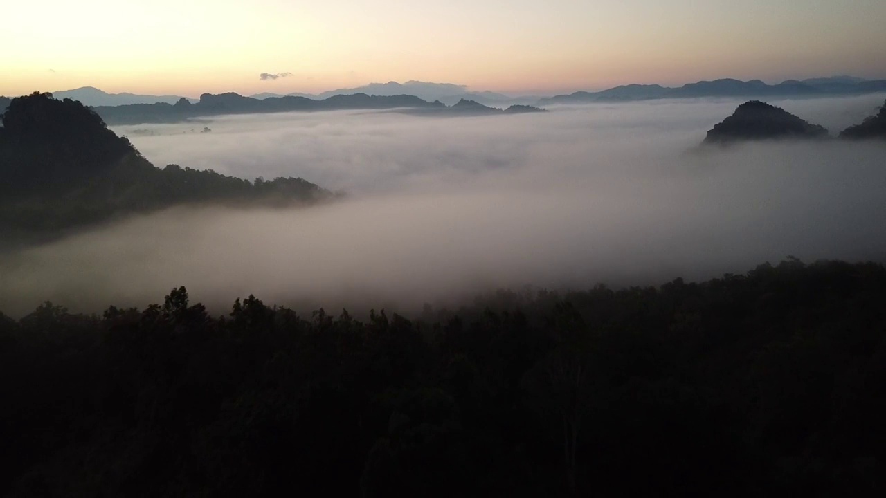 白色的雾或云风景鸟瞰图。在云雾缭绕的山顶上飞翔。视频素材