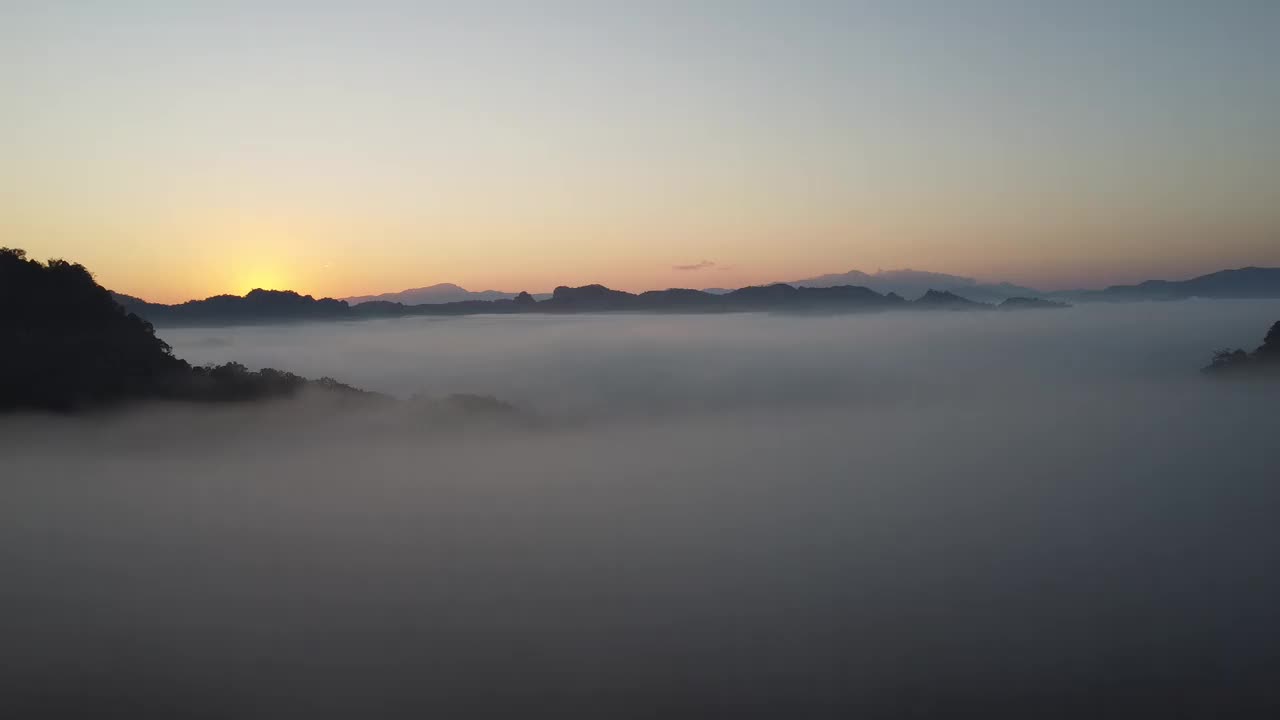 白色的雾或云风景鸟瞰图。在云雾缭绕的山顶上飞翔。视频素材