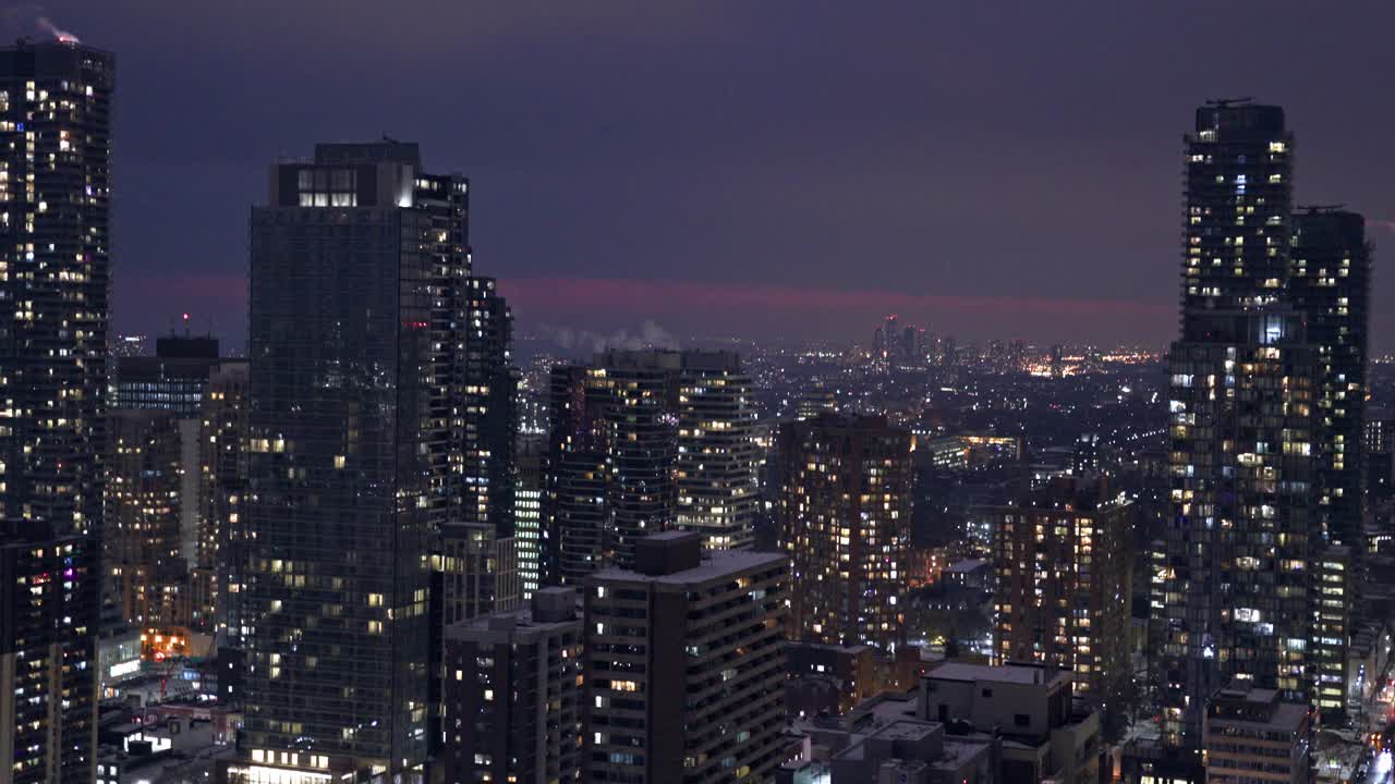 鸟瞰多伦多夜间的天际线视频素材