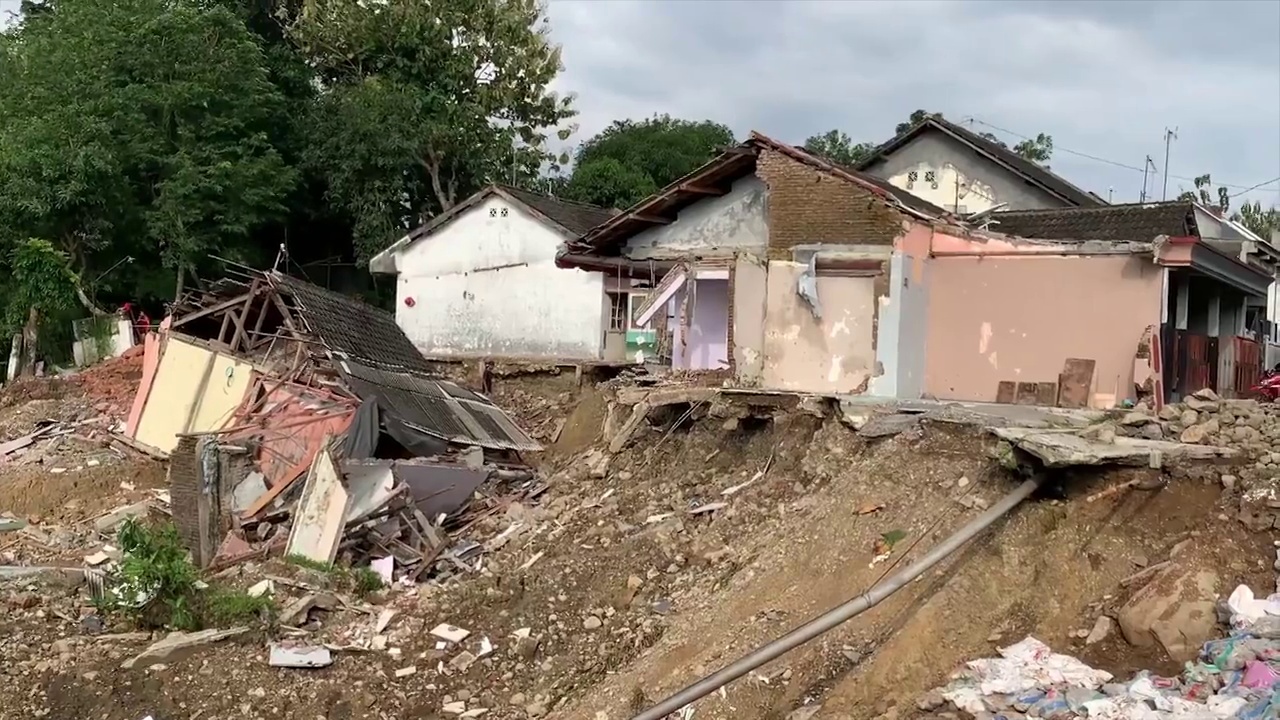 三宝垄市一座被山体滑坡摧毁的房屋视频下载