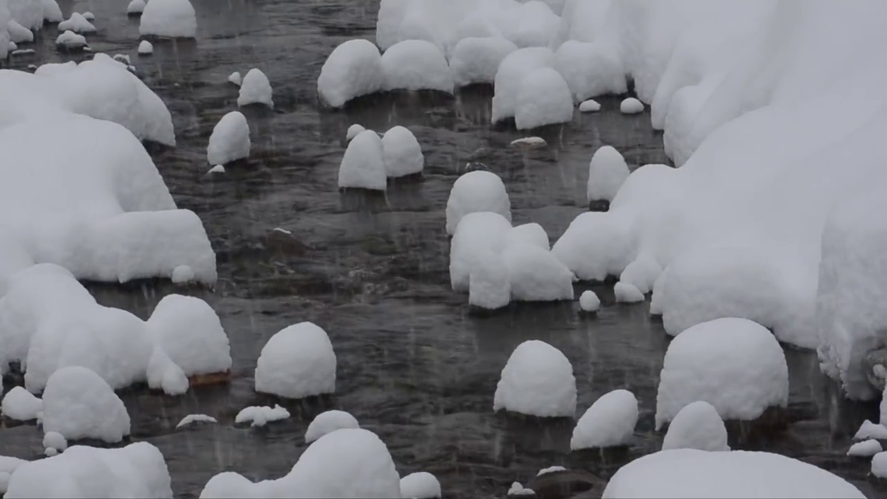 小溪上的雪视频素材