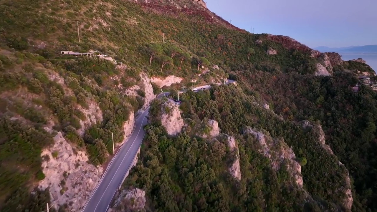 意大利阿马尔菲海岸蜿蜒的道路。视频素材