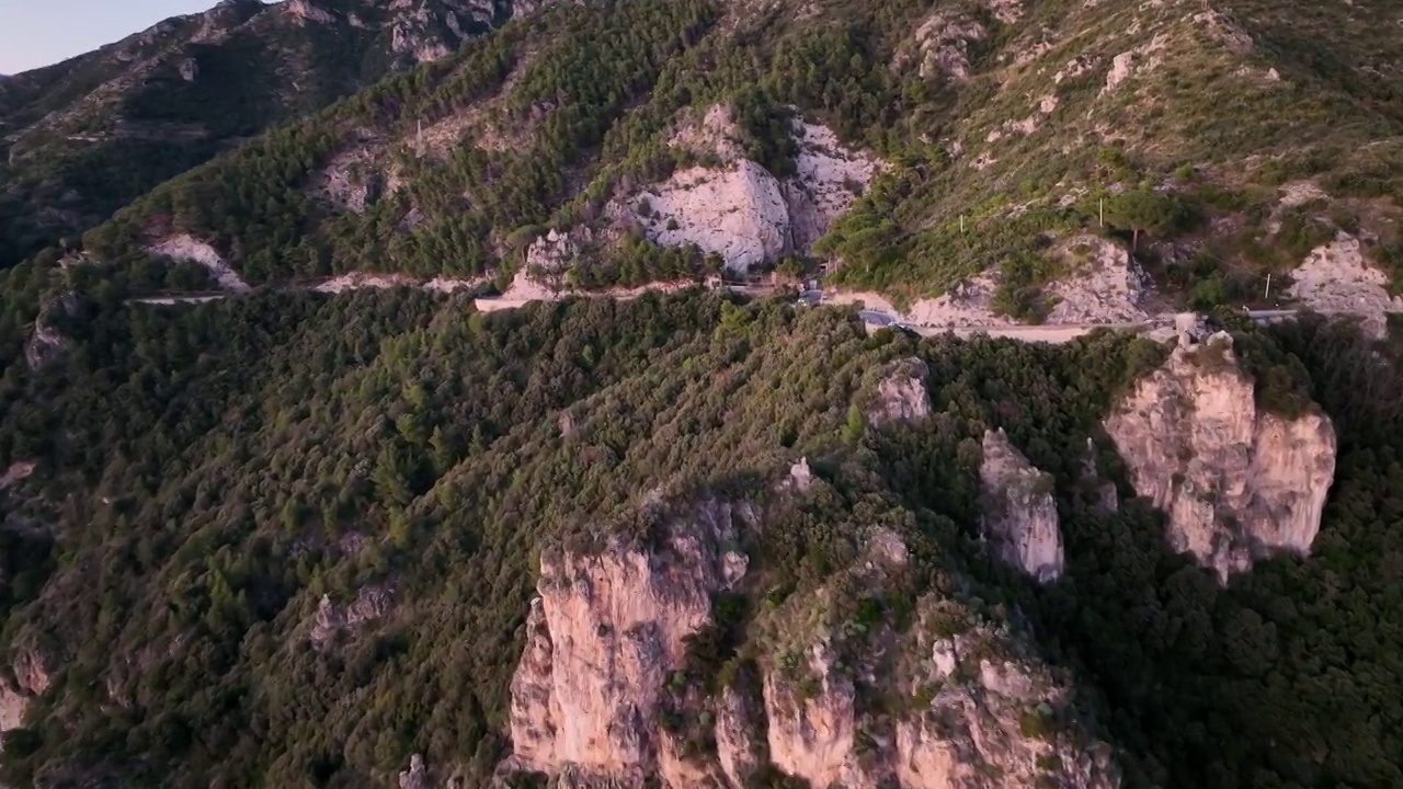 意大利阿马尔菲海岸蜿蜒的道路。视频素材