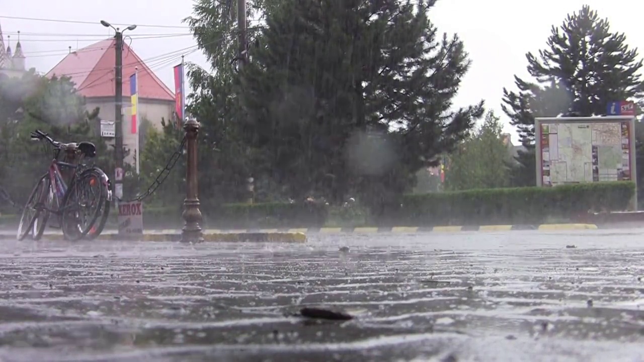 大雨时汽车通行05视频素材