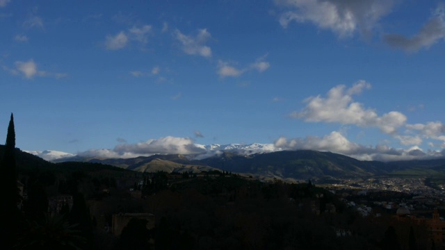 格拉纳达的天际线和内华达雪山的时间推移在格拉纳达，安达卢西亚，西班牙视频素材