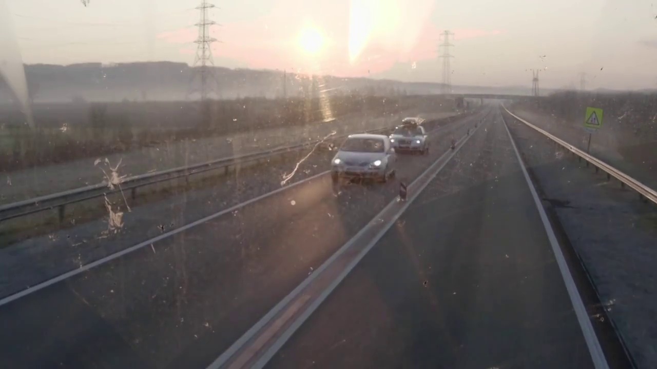 清晨在高速公路上行驶的汽车，前方阳光灿烂视频素材