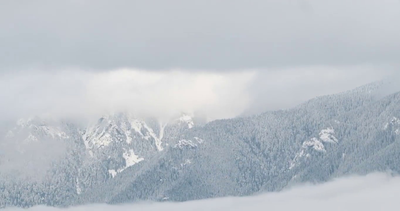 在加拿大温哥华的云景中，雪山山脉的延时视频视频下载