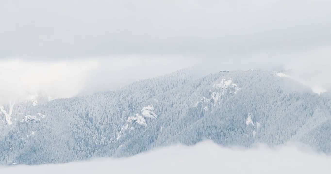 在加拿大温哥华的云景中，雪山山脉的延时视频视频下载