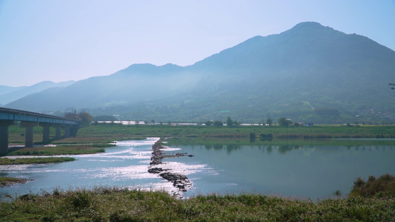 蟾津河是韩国的一条河流。全北东南部、全罗南道东部、庆南道西部等地的水都流入了该地区视频素材