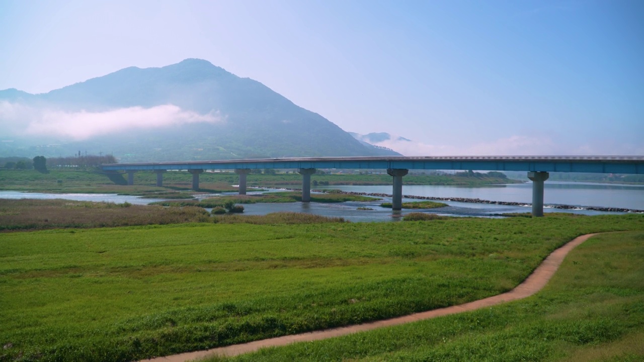 蟾津河是韩国的一条河流。全北东南部、全罗南道东部、庆南道西部等地的水都流入了该地区视频素材