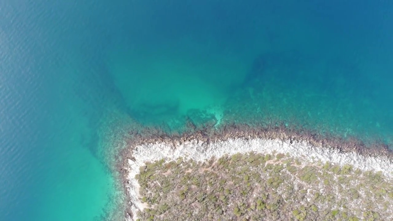 高空无人机查看爱琴海海岸线视频素材