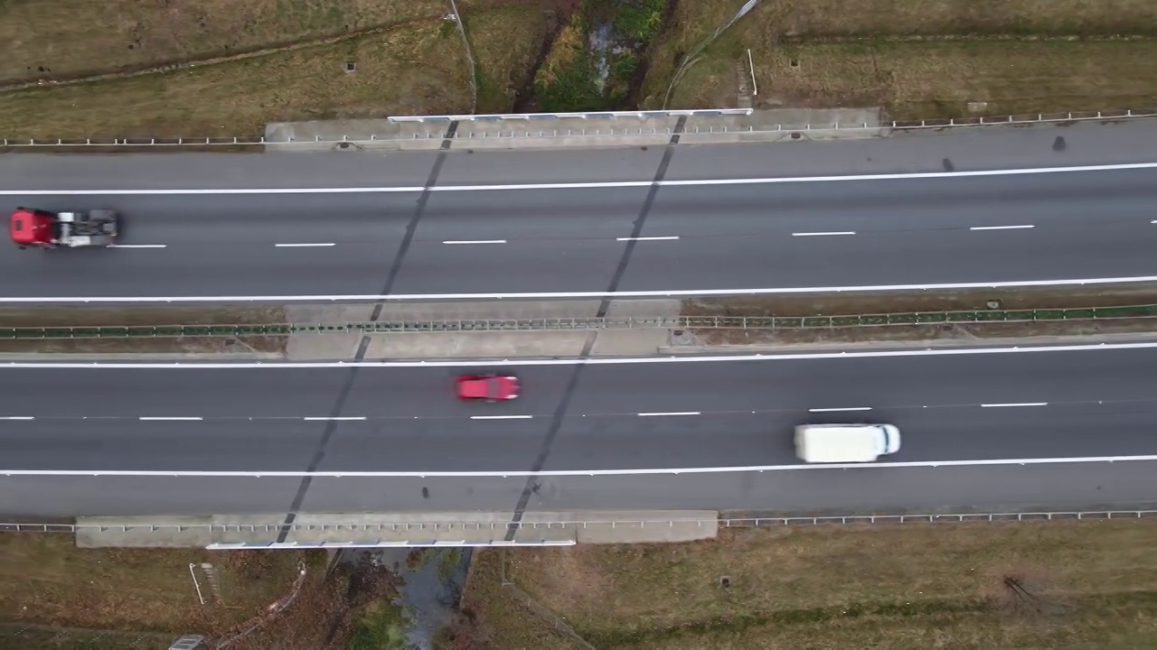 高速公路上行驶的汽车，鸟瞰图视频素材