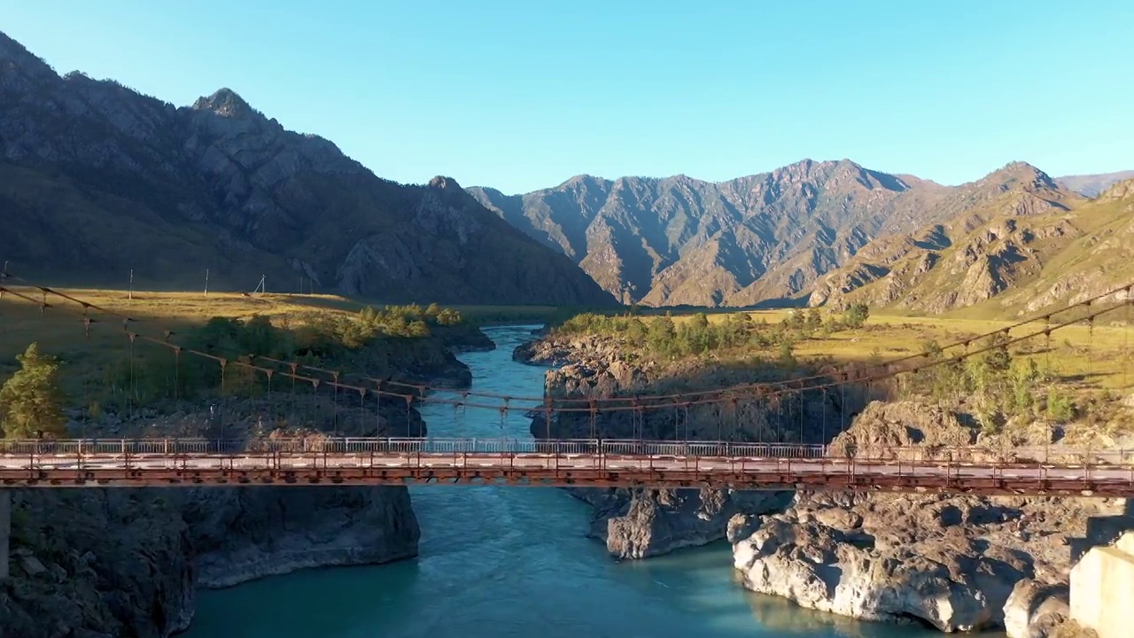 空中的山河在山岩间流淌，悬索桥视频素材