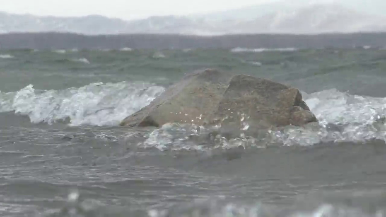 海浪中的岩石。视频下载