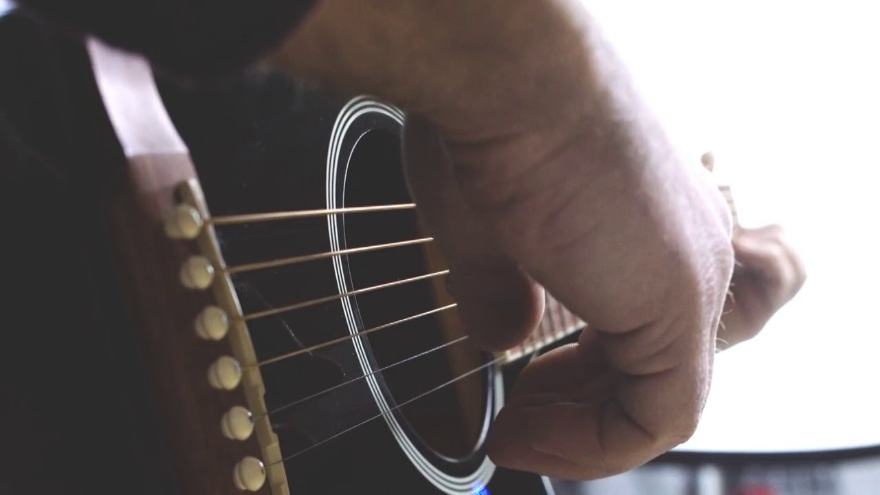 男人弹吉他，手握琴弦视频素材
