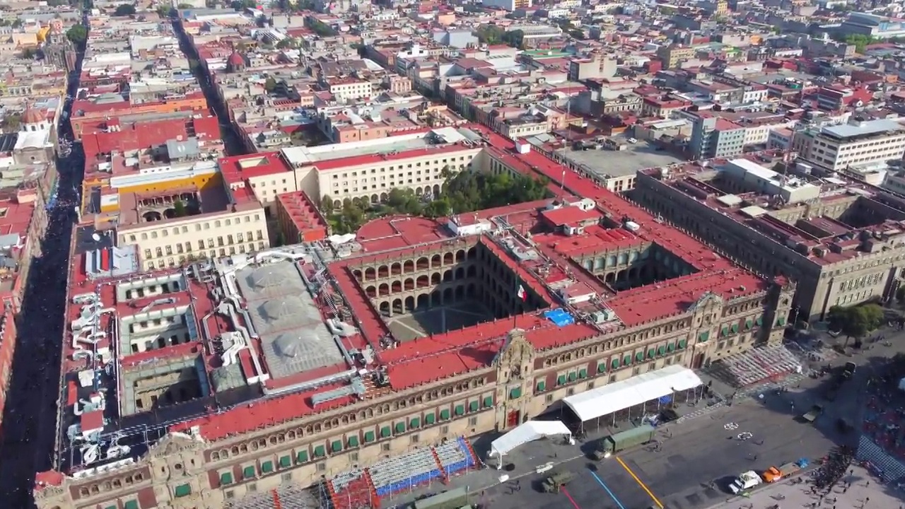 墨西哥城:鸟瞰墨西哥首都(Ciudad de México)，墨西哥城的主要广场孔斯蒂图西翁广场(El Zócalo)——从上方俯瞰北美的景观全景视频素材