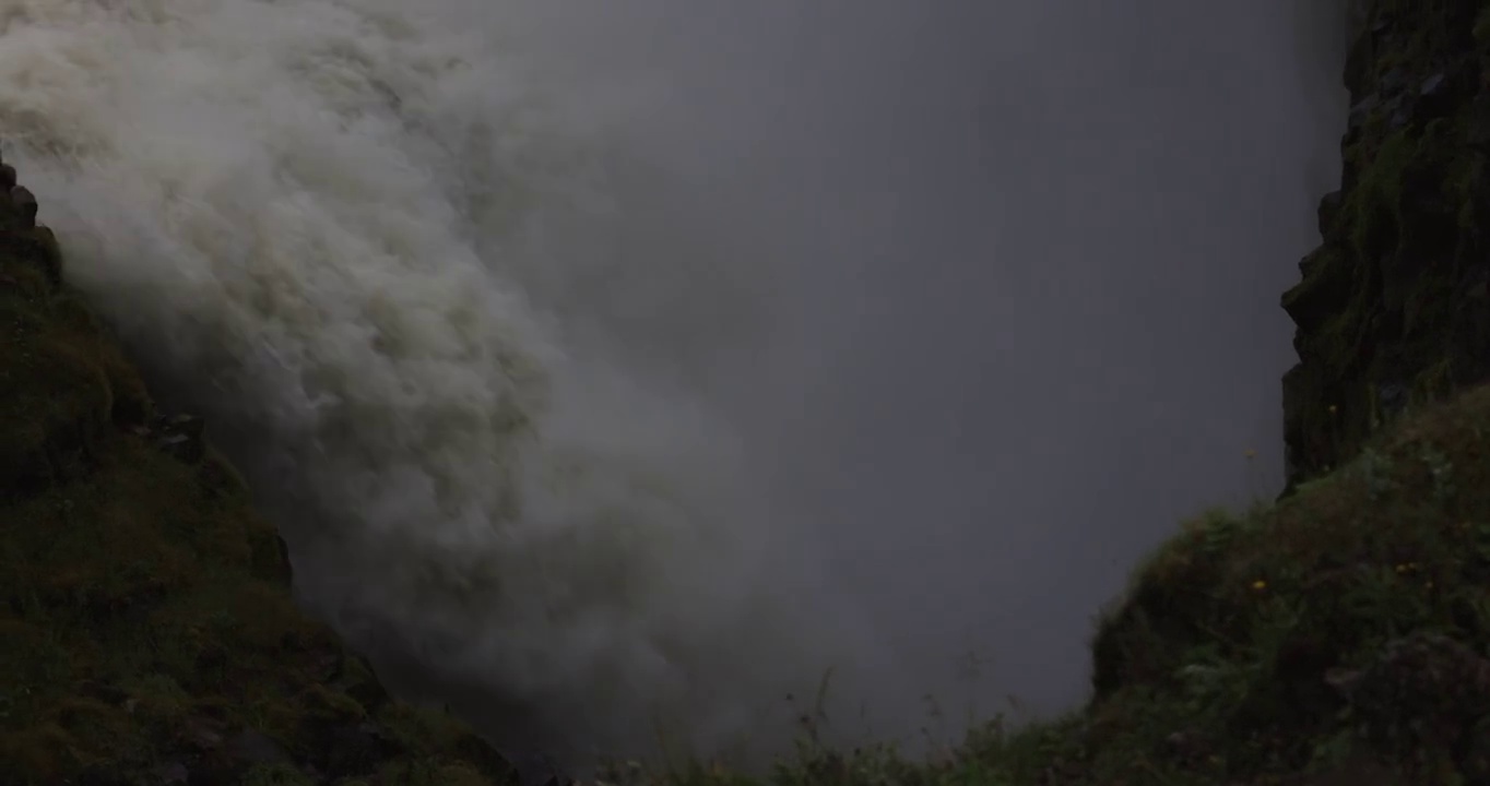 视频显示Gullfoss瀑布的力量，Hvítá河，冰岛视频素材