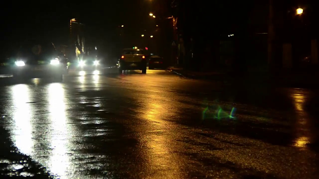 潮湿的柏油路上的汽车交通一夜之间下起了雨视频素材