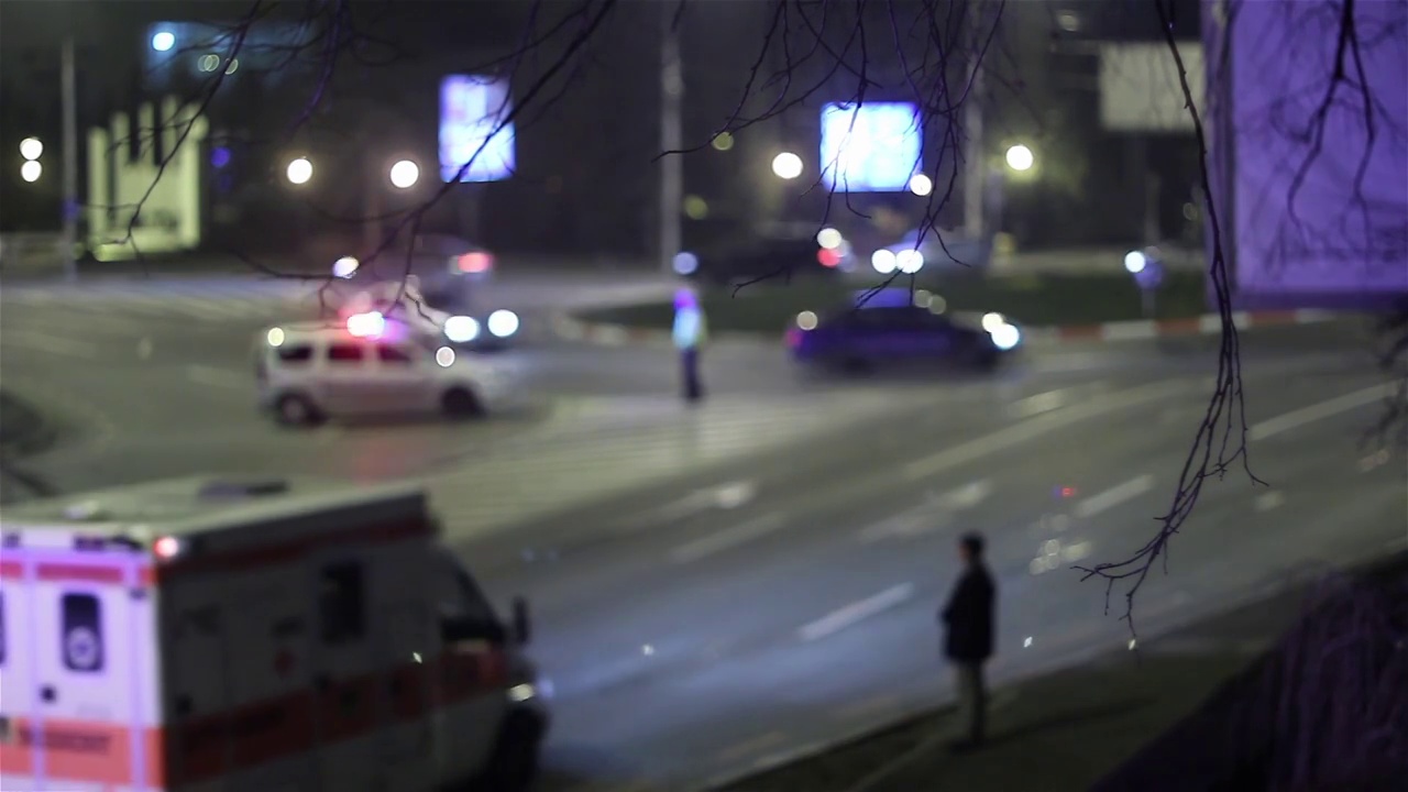 城市夜间的汽车交通视频素材