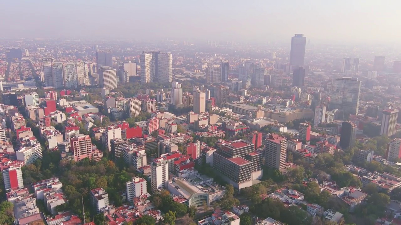 墨西哥城:鸟瞰图，墨西哥首都，城市中心的现代高层建筑(摩天大楼)-北美景观全景从上面视频素材