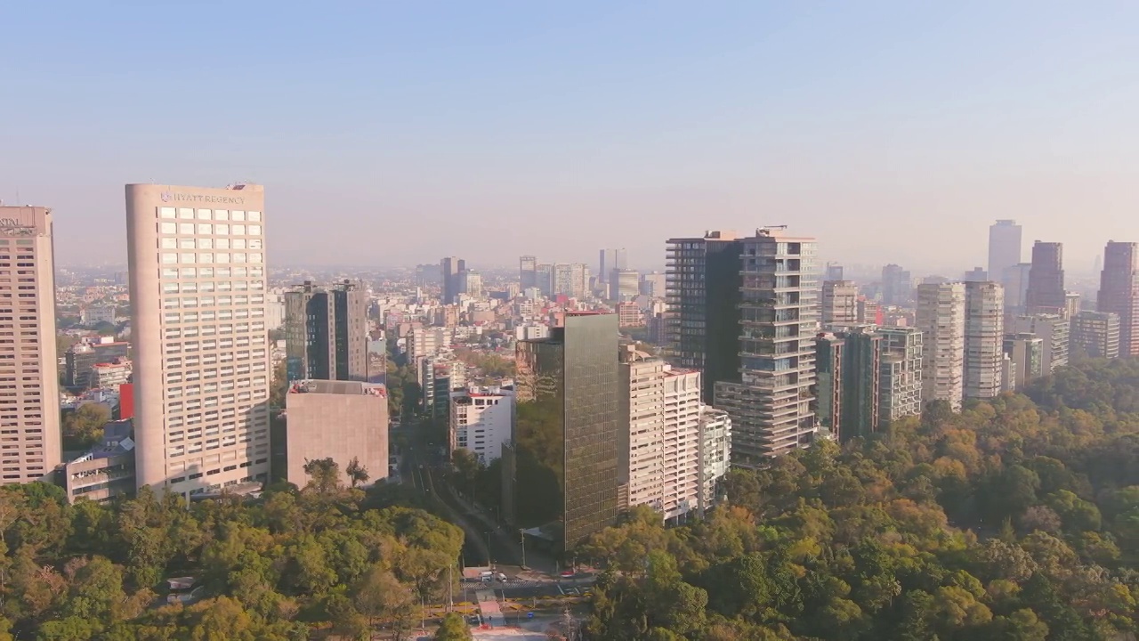 墨西哥城:鸟瞰墨西哥首都，查普尔特佩克公园和城市中心的天际线与现代高层建筑(摩天大楼)-北美的景观全景视频素材