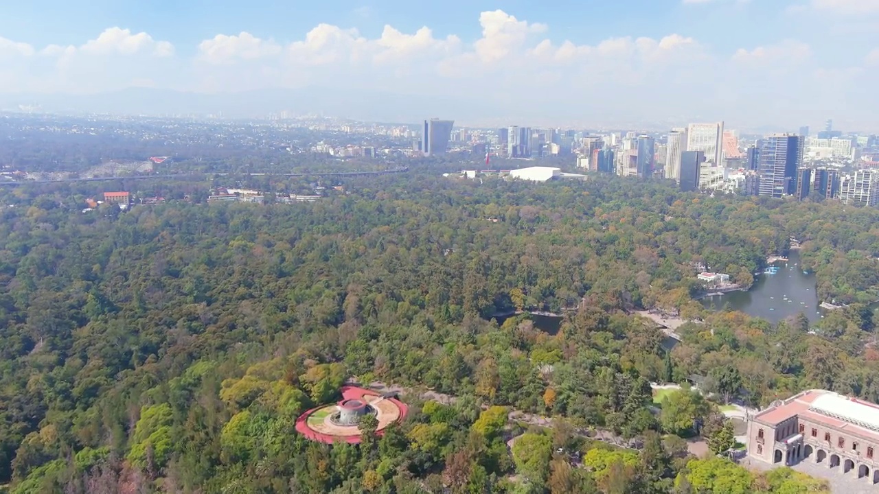 墨西哥城:鸟瞰墨西哥首都，查普尔特佩克公园和城市中心的天际线与现代高层建筑(摩天大楼)-北美的景观全景视频素材