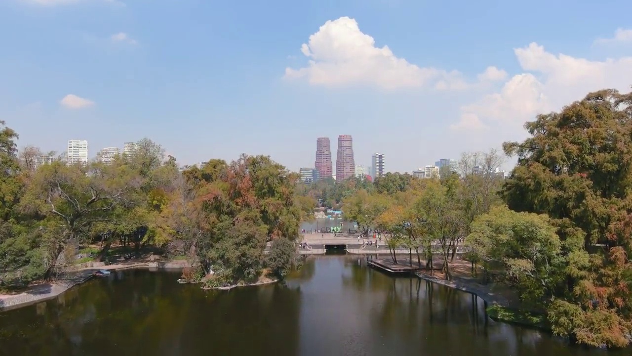 墨西哥城:鸟瞰墨西哥首都，查普尔特佩克公园和城市中心的天际线与现代高层建筑(摩天大楼)-北美的景观全景视频素材