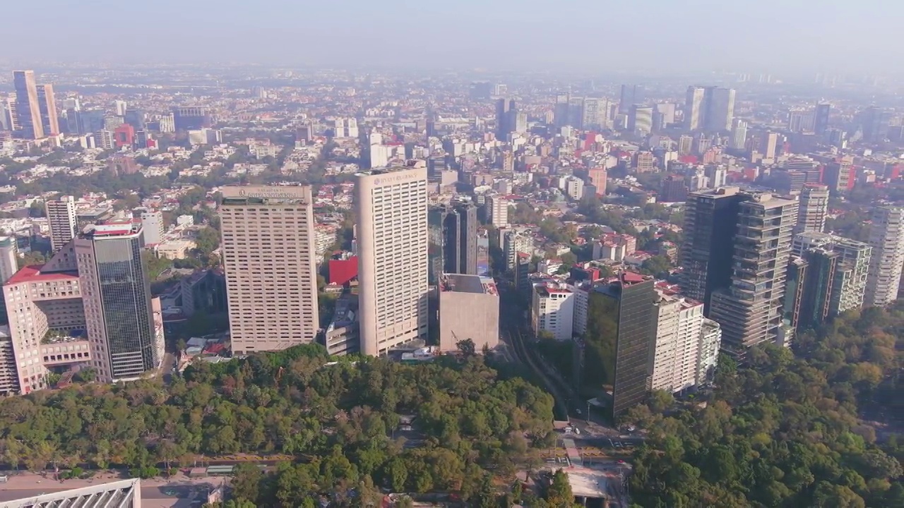 墨西哥城:鸟瞰墨西哥首都，查普尔特佩克公园和城市中心的天际线与现代高层建筑(摩天大楼)-北美的景观全景视频素材