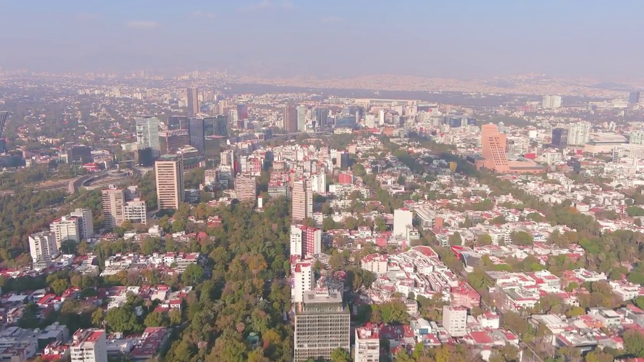 墨西哥城:鸟瞰图，墨西哥首都，城市中心的现代高层建筑(摩天大楼)-北美景观全景从上面视频素材