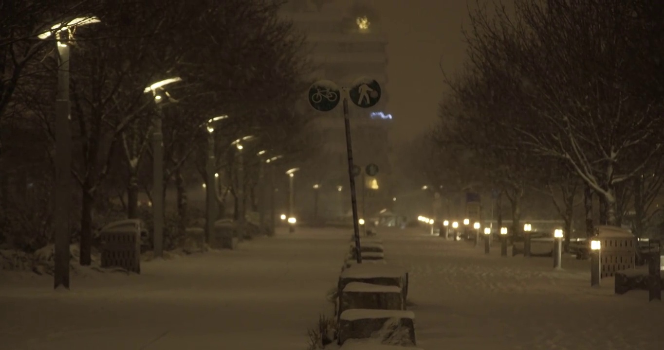 储存温哥华夜晚暴风雪的城市景观镜头视频下载