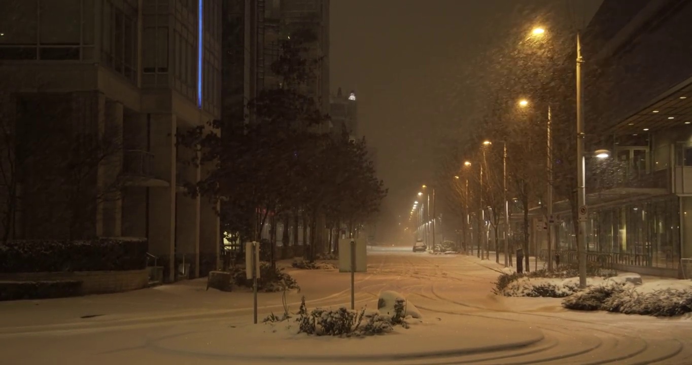 储存温哥华夜晚暴风雪的城市景观镜头视频下载