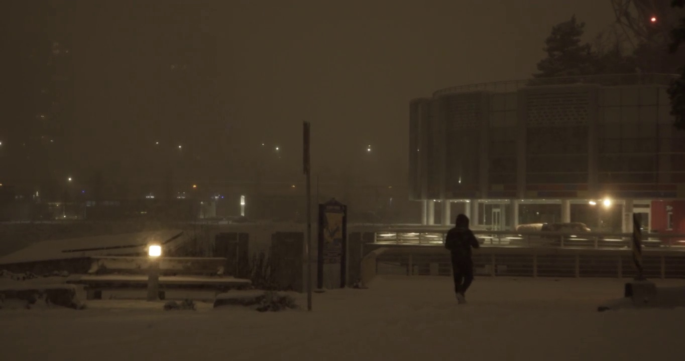 储存温哥华夜晚暴风雪的城市景观镜头视频下载