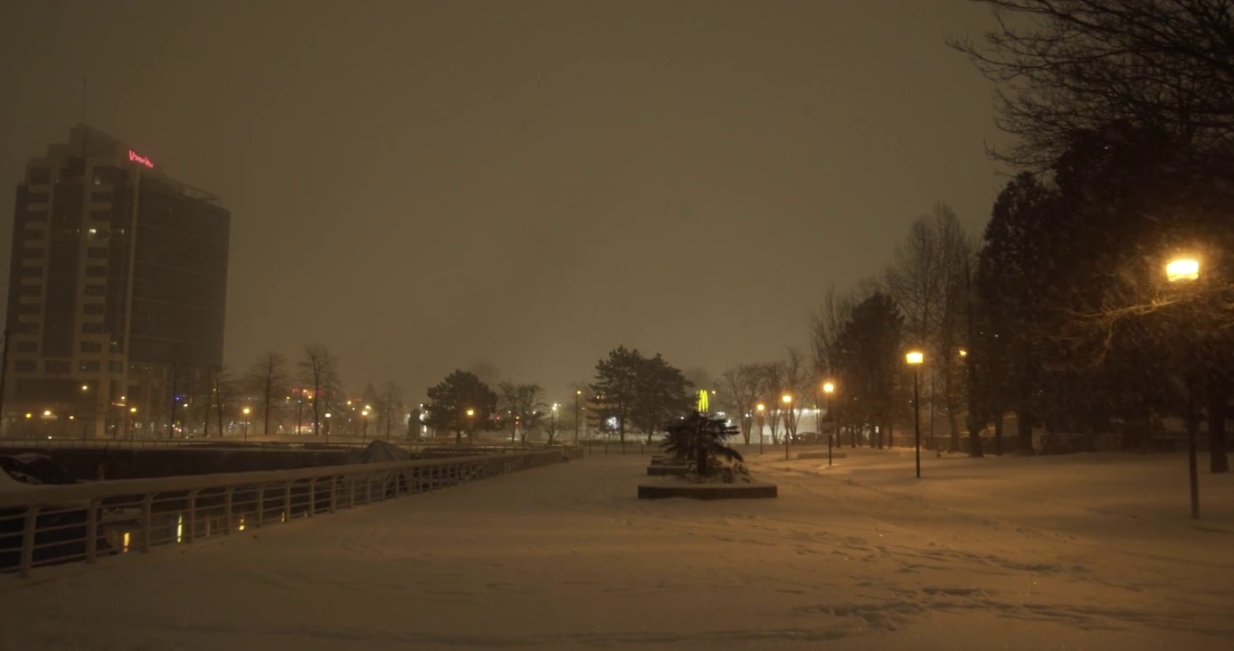 储存温哥华夜晚暴风雪的城市景观镜头视频下载