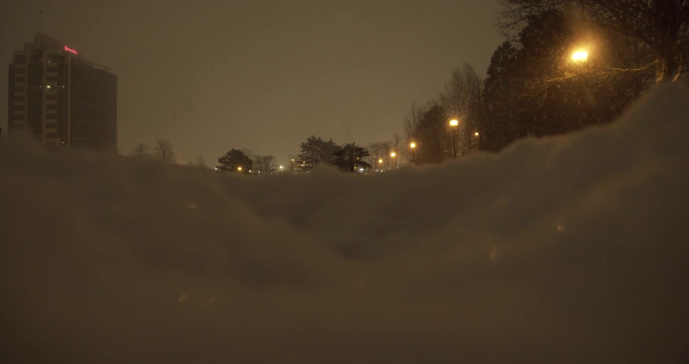 储存温哥华夜晚暴风雪的城市景观镜头视频下载