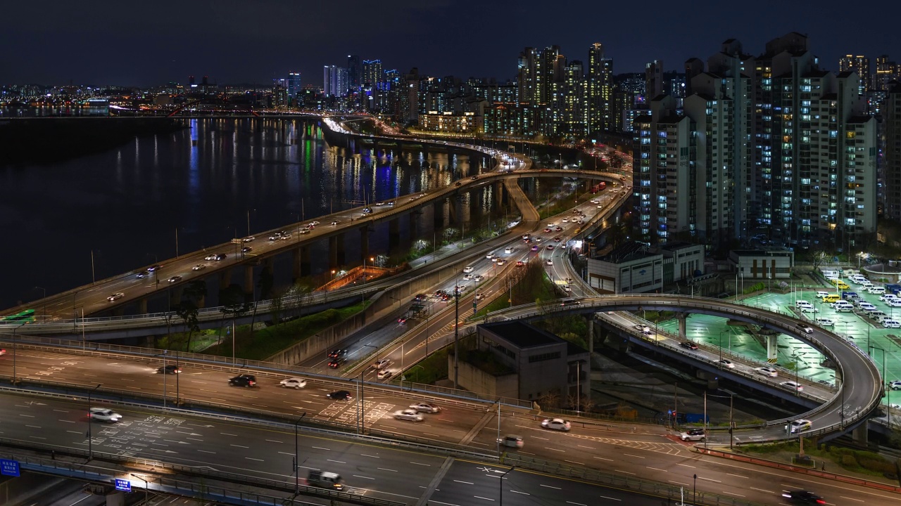 韩国首尔麻浦区汉江、麻浦大桥、江边北路等市中心地区的夜景和车辆行驶视频素材