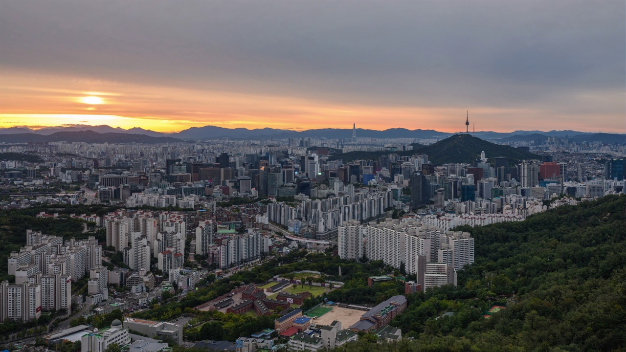 在首尔中区和钟路区N首尔塔周围的市中心日出，在西大门区从安山山看到的西大门独立公园视频素材