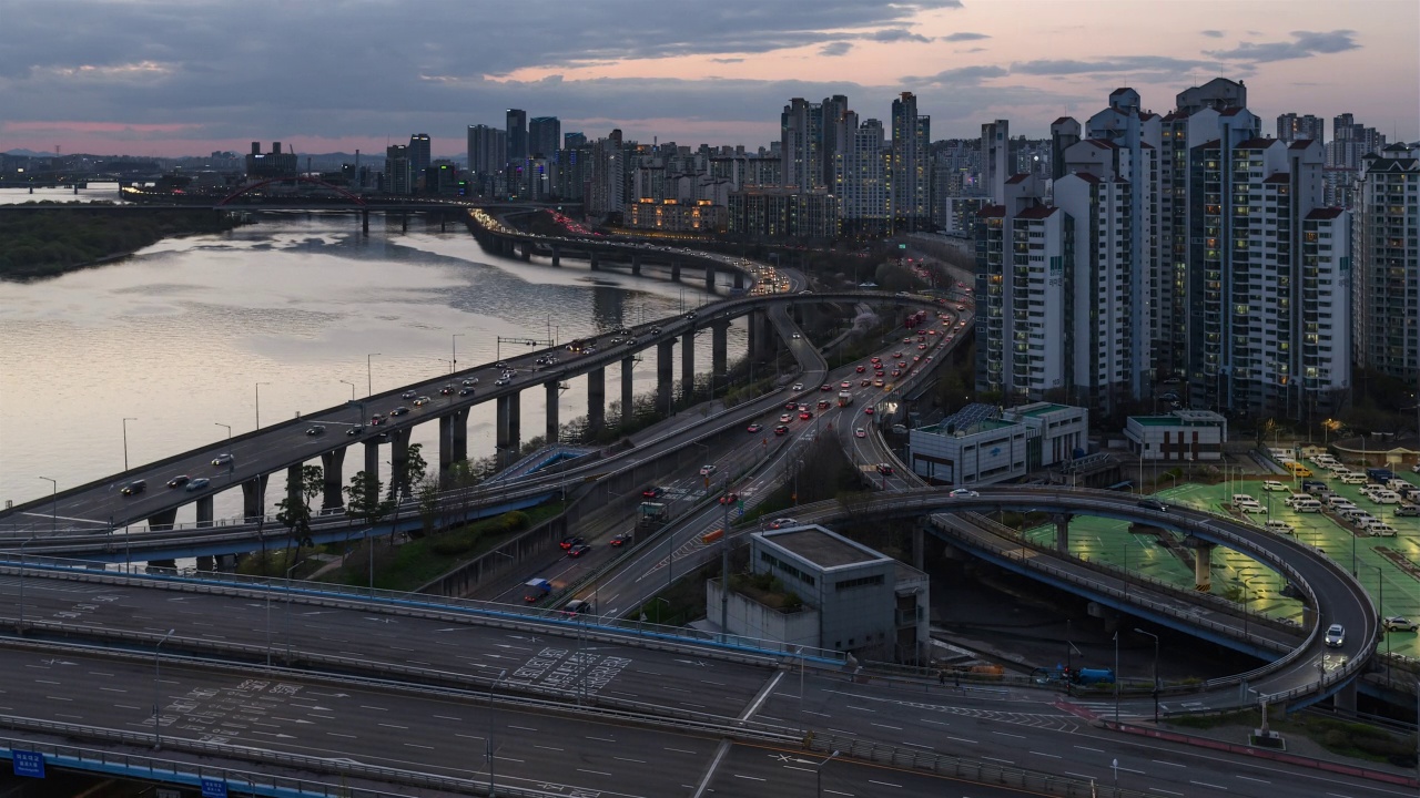 韩国首尔麻浦区汉江、麻浦大桥、江边北路等市中心地区的夜景和车辆行驶视频素材