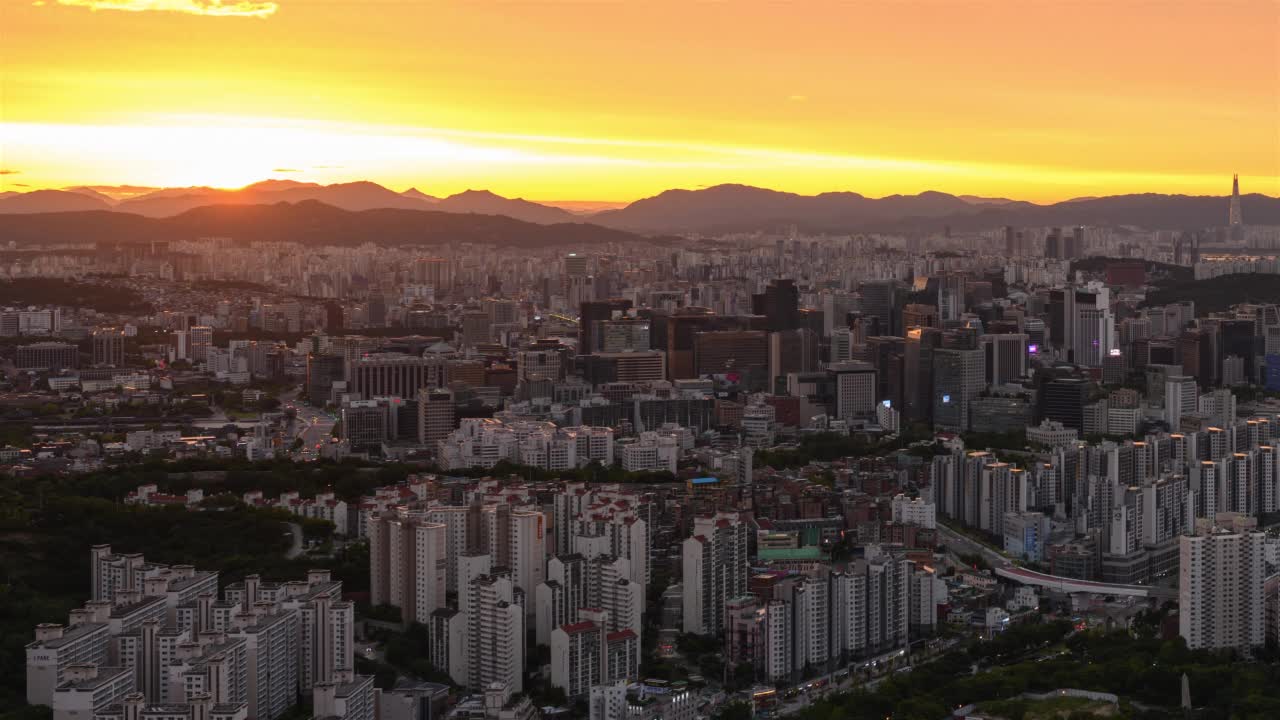 在首尔中区和钟路区N首尔塔周围的市中心日出，在西大门区从安山山看到的西大门独立公园视频素材