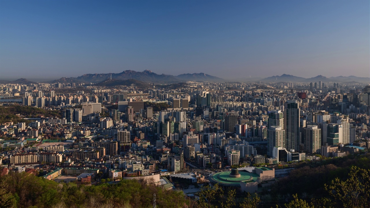 韩国首尔，瑞草区周边市中心的日出和从瓮眠山看到的N首尔塔视频素材