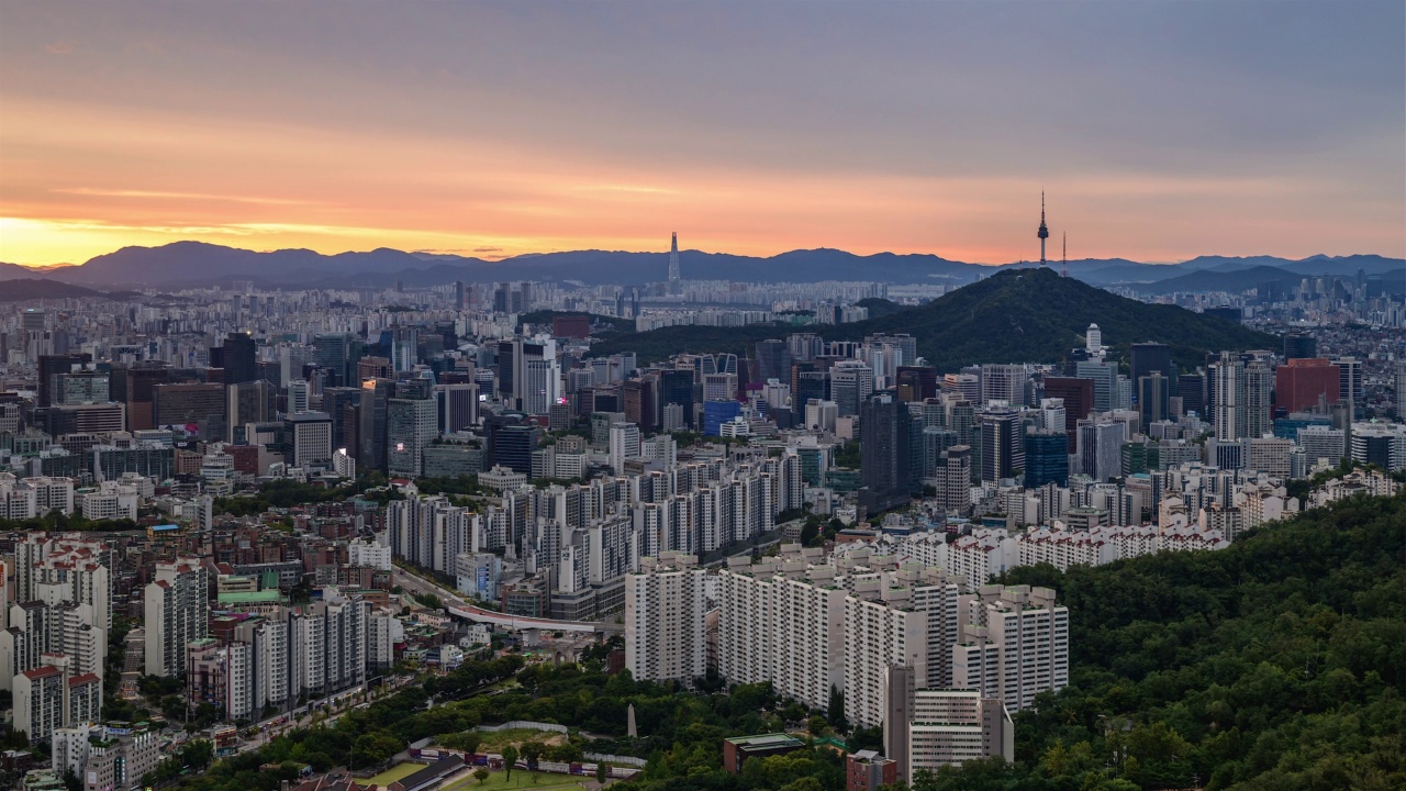 在首尔中区和钟路区N首尔塔周围的市中心日出，在西大门区从安山山看到的西大门独立公园视频素材