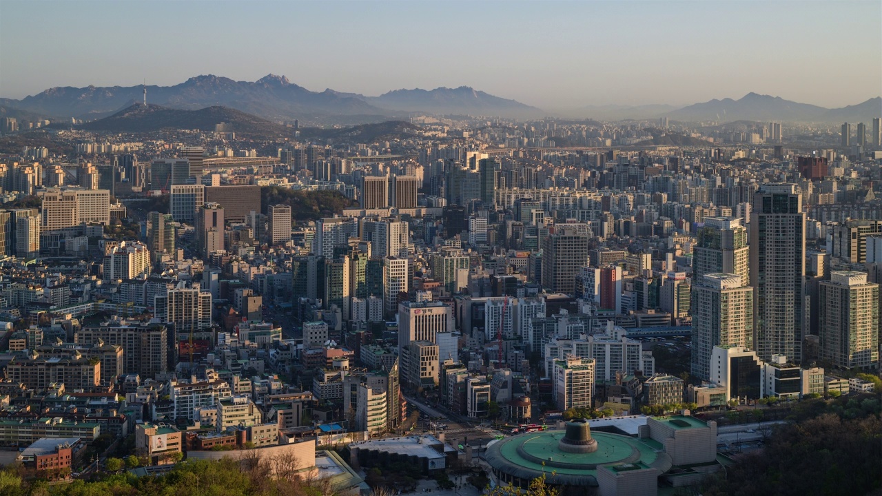 韩国首尔，瑞草区周边市中心的日出和从瓮眠山看到的N首尔塔视频素材