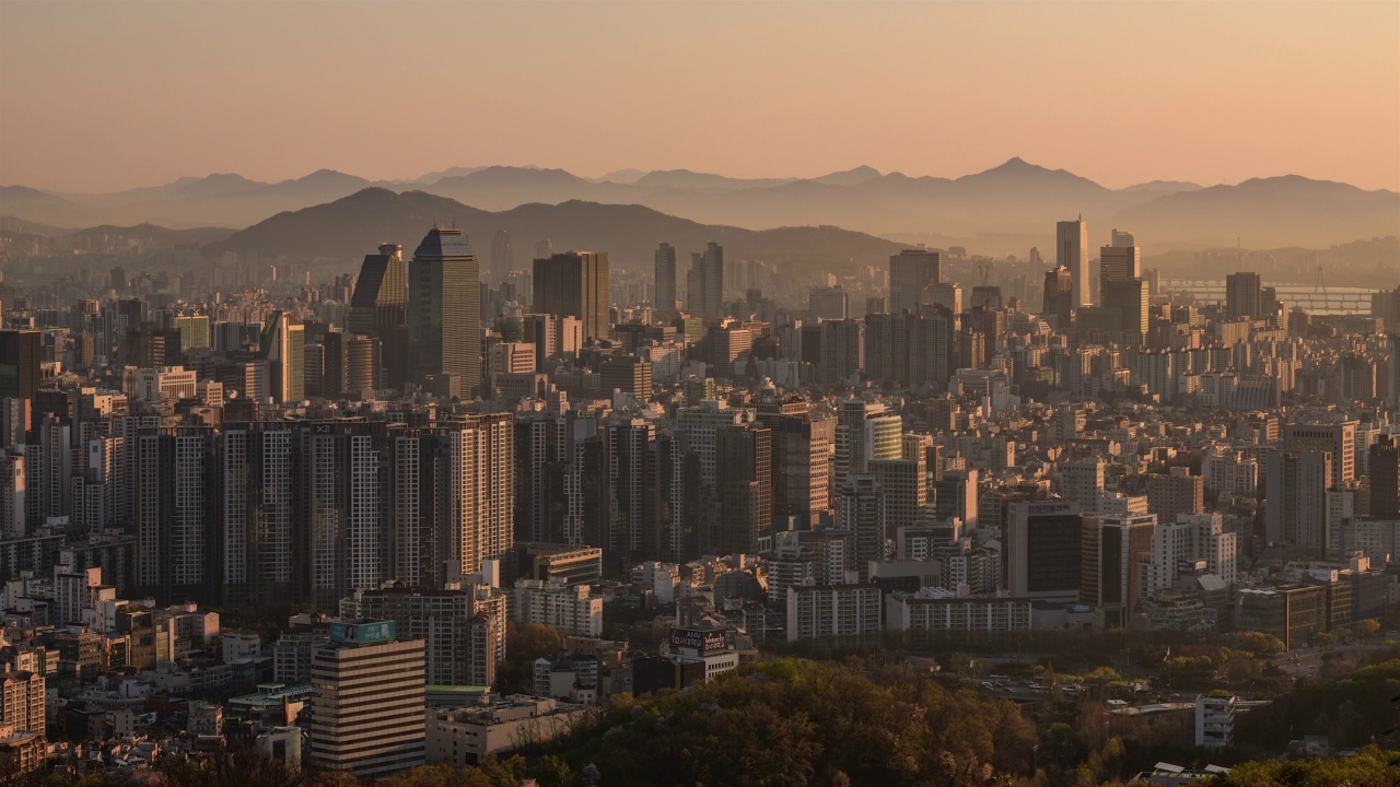 韩国首尔，瑞草区周边市中心的日出和从瓮眠山看到的N首尔塔视频素材